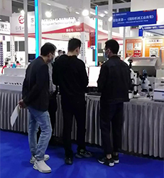 蔚儀金相在華機(jī)展會上展現(xiàn)了帶電腦顯微鏡